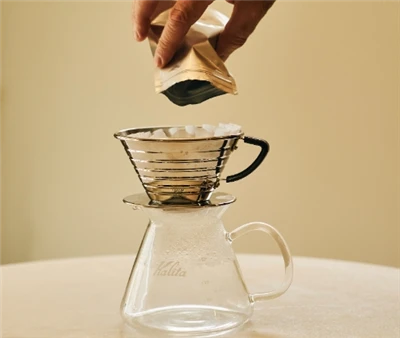 How to clean tea filter stains with hot water